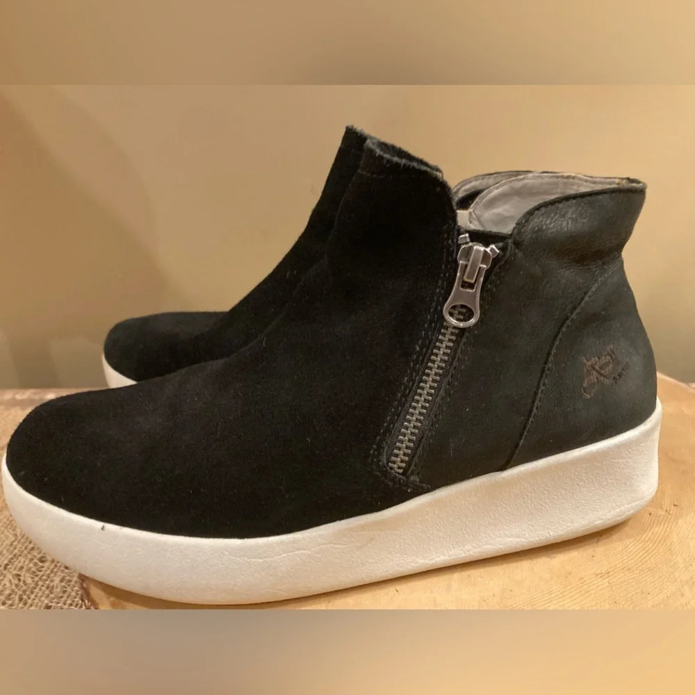 OTBT Astrid Sneaker ￼ Ankle Bootie Size 9 Ebony, Black‎ Side Zip Women’s